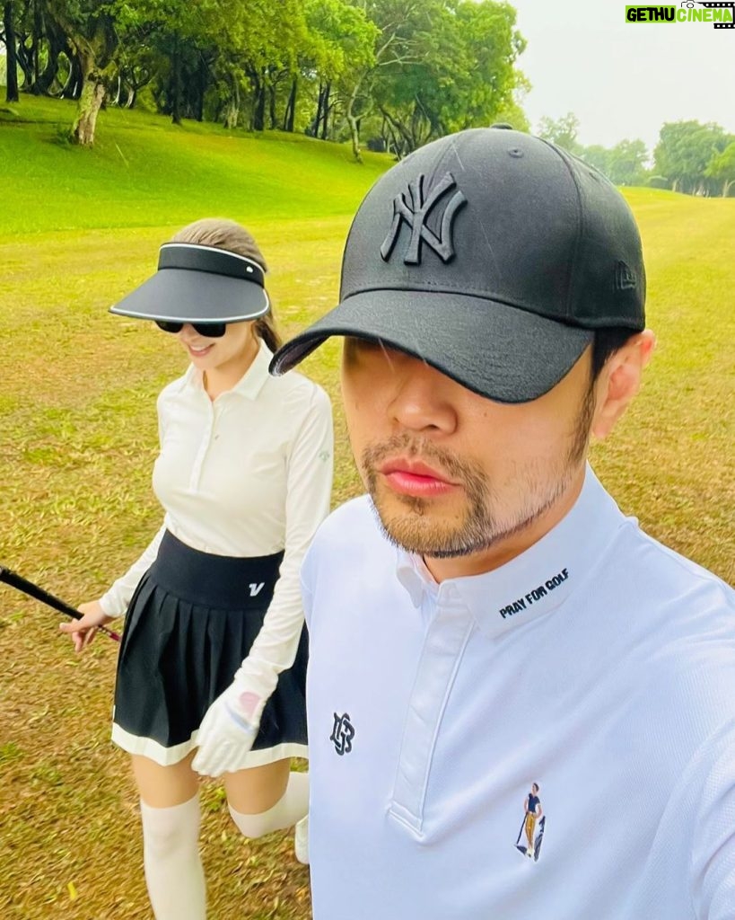 Jay Chou Instagram - ⛳️ 打球平常我喜歡亂穿 今天聽老婆的🤣 @hannah_quinlivan