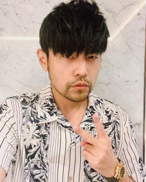 Jay Chou Instagram - 我的日子 送一張自拍 按讚數會比po畫還多嗎🤣