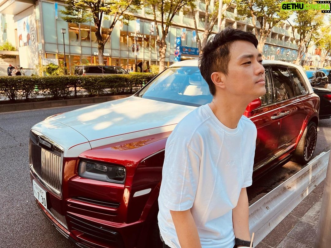 Jay Chou Instagram - 誰說我眼睛小……. 是真的小🤣 第二張重點是人還是車?