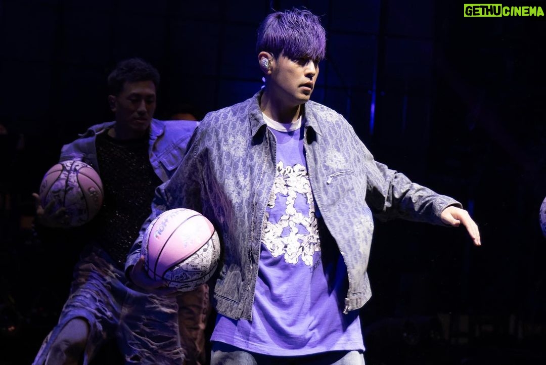 Jay Chou Instagram - Day4 今天一早 哥已經出發另一個城市了 雖然在海口只是短暫的停留 但已充份感受到你們無比的熱情 讓我不得不「誇下海口」😂👍🏼 昨天去現場的路上 雨大到有點誇張 希望大家沒被淋濕 不過當演唱會開始 你們可以放心 因為「太陽之子」這個稱號不是浪得虛名🤣☀️ 最後 再次謝謝來參加我演唱會的朋友們 下次見啦