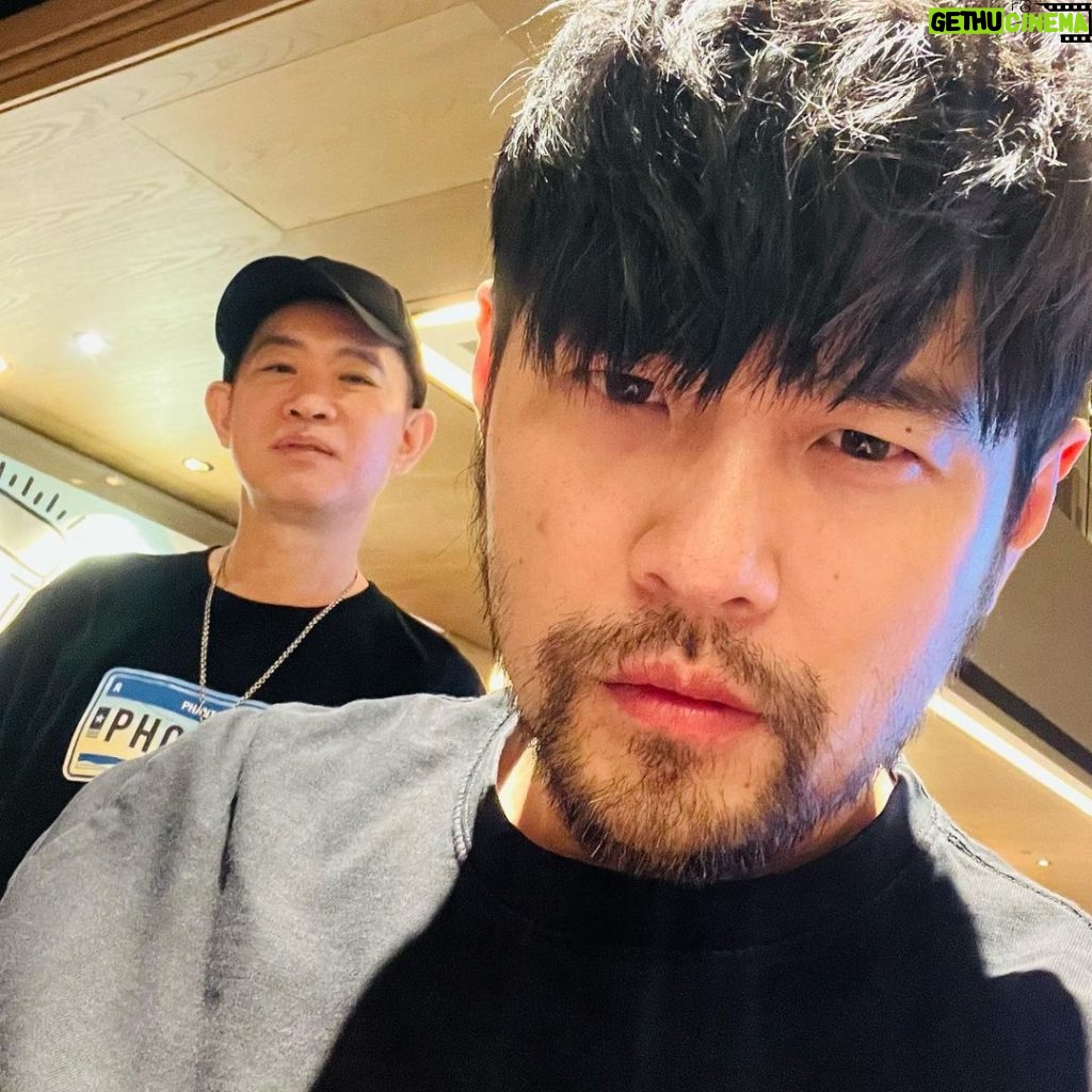 Jay Chou Instagram - 感受到開心的氛圍 送大家久違的自拍 演唱會鬍子可以不刮嗎 😂 🧔🏻