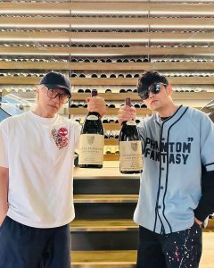 Jay Chou Instagram - “所以我們品嚐美酒的時候 要把舌頭捲成一圈”請問星爺 情歌要聽起來先甜後苦 亦苦亦甜 所以我也要把舌頭捲起來唱嗎😝 @stephenchow