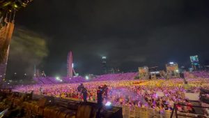 Jay Chou Instagram - Day 3 第三場 不能唱雨下一整晚 也不能唱聽見下雨的聲音 哈哈 正能量可以讓雨停你們相信嗎 ☀️ 十號見囉 #hongkong #carnival #concert #worldtour
