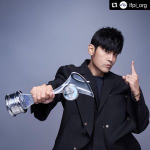 Jay Chou Instagram - 華流從以前到現在 這歷史的一刻 有點超出我的想像了 謝謝大家 這個第一名證明了歌曲雖然有語言之分 但藝術是沒有的