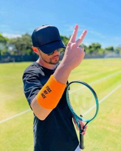 Jay Chou Instagram - Hahaha 朋友送我這個 超適合最近戴起來 🎾☀️