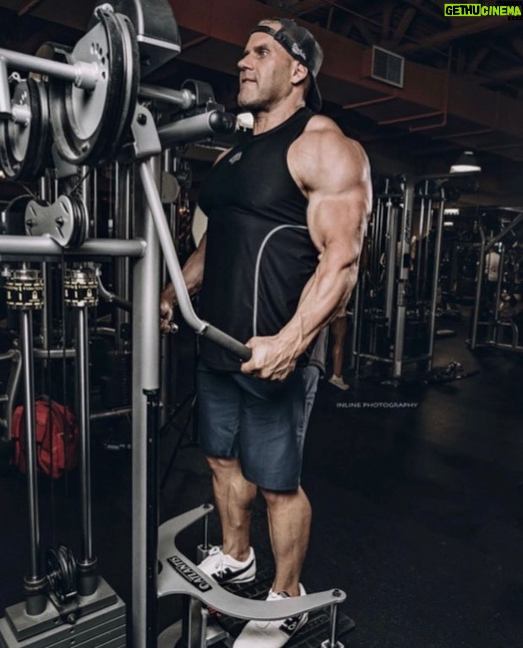 Jay Cutler Instagram - So one thing I really wanted to focus on was trying to bring the “cap” back to my delts. Throughout my career I was always known for having the BOULDER SHOULDERS, in fact, many would agree it could be one of my best body parts. Since I retired just under 10 years ago I have lost that “fullness” and that capped look. Well 2023 is here and my goal is to attain my best shape in 10 years, so here we go with my current routine to hammer these shoulders to bring back at least something from the competitive years!! Seated or standing side laterals: 4 sets of 12 reps Dumbbell or machine press.. 4 sets of 8 to 12 Front bar raise: 4 sets of 12 reps Side cable behind the back raise: 3 sets of 12 each arm Reverse pec dec: 3 sets of 12 reps Rear cable fly or bent over dumbbell laterals: 3 sets of 12 reps I sometimes will mix it up but this is my current schedule. Shoulders are done on that day only finished by some steps for 20 min Looking forward to Aug as I hit this goal 💪 Never stop pushing!! Summerlin, Las Vegas