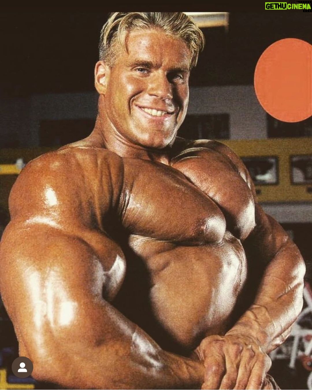Jay Cutler - 99.5K Likes - Honored to be featured on the walls of Golds Gym, Venice CA
22 yrs old
📸: Irv Gelb