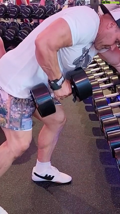 Jay Cutler Instagram - The BEST back exercise! One Arm Dumbbell Rows. Let’s get after it! 💪 #gymtime Fit Club LV