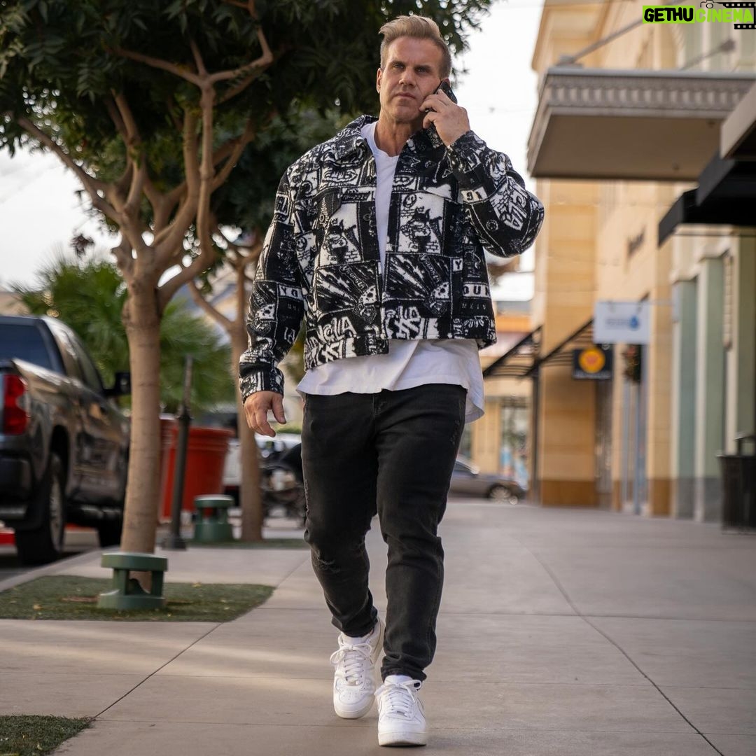 Jay Cutler Instagram - Always making moves… @youngla drop today at 12pm PST. Use code CUTLER Las Vegas, Nevada