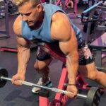 Jay Cutler Instagram - My FAVORITE unique movement for biceps 💪 👉 SPIDER BARBELL CURL👈 Start position on incline bench Curl up to contract the biceps Solid foot position to stabilize the chest just above top of bench Repeat 10-12 reps 3 sets total Great movement to isolate the biceps and was a huge part of my 2009 comeback routine thanks to @hanyrambod Use this in your next bicep workout! Fit Club LV