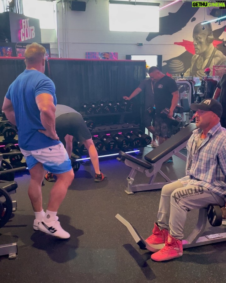 Jay Cutler Instagram - The kickoff this weekend of the Cutler Charity Camps was a huge success! Thank you to everyone for coming out to train with me with 100% of proceeds to @makeawishsnv I will be hosting many events in the future and appreciate everyone that helped out and made this a great experience! #cutlernation Fit Club LV
