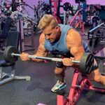 Jay Cutler Instagram - My FAVORITE unique movement for biceps 💪 👉 SPIDER BARBELL CURL👈 Start position on incline bench Curl up to contract the biceps Solid foot position to stabilize the chest just above top of bench Repeat 10-12 reps 3 sets total Great movement to isolate the biceps and was a huge part of my 2009 comeback routine thanks to @hanyrambod Use this in your next bicep workout! Fit Club LV