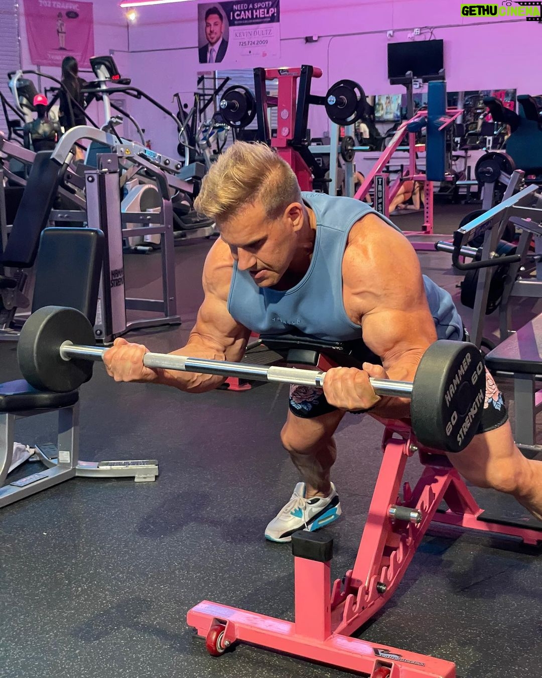 Jay Cutler Instagram - My FAVORITE unique movement for biceps πͺ π SPIDER BARBELL CURLπ Start position on incline bench Curl up to contract the biceps Solid foot position to stabilize the chest just above top of bench Repeat 10-12 reps 3 sets total Great movement to isolate the biceps and was a huge part of my 2009 comeback routine thanks to @hanyrambod Use this in your next bicep workout! Fit Club LV
