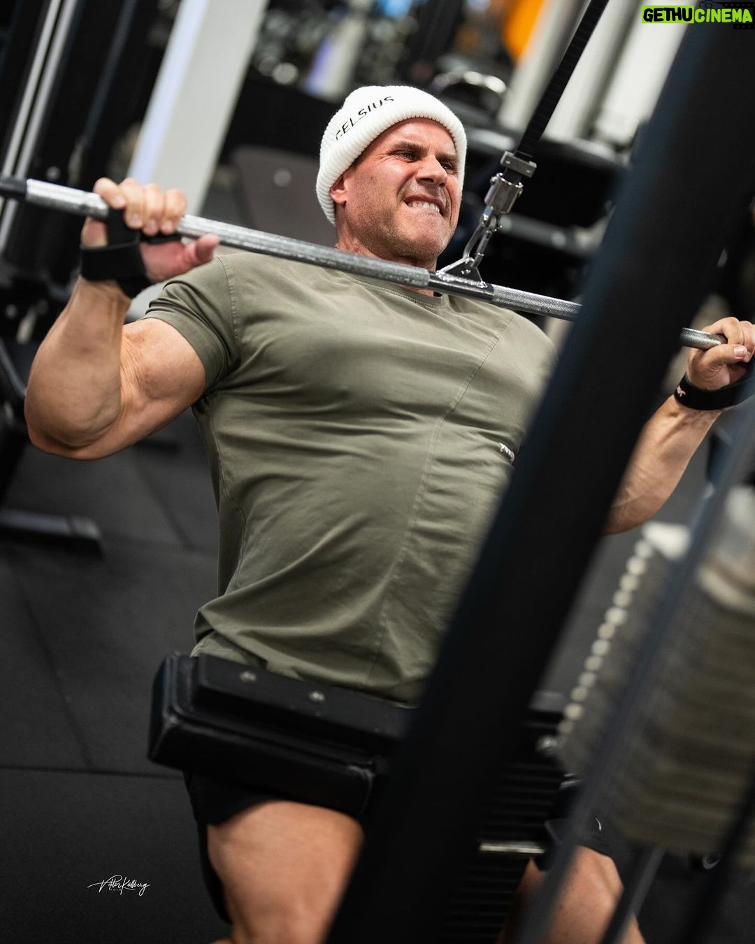 Jay Cutler Instagram - L E G E N D A R Y🔥 The man of the weekend is here and he’s ready for three great days on Swedish soil. We hope to see many of you at the expo tomorrow, let’s make this a good one! Tiderna för Jay under helgen är följande: Lördag Celsius monter: 11.30-13.30 Fitnessfestivalens monter: 14-16 Söndag Fitnessfestivalens monter: 10.30-12.30 Celsius monter: 13.45-15.45 📸: @vkallbergphoto #VKallbergPhoto #ViktorKällbergFoto #JayCutler #Fitnessfestivalen #Celsius Stockholm, Sweden