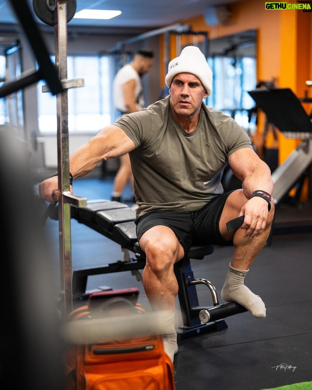 Jay Cutler Instagram - L E G E N D A R Y🔥 The man of the weekend is here and he’s ready for three great days on Swedish soil. We hope to see many of you at the expo tomorrow, let’s make this a good one! Tiderna för Jay under helgen är följande: Lördag Celsius monter: 11.30-13.30 Fitnessfestivalens monter: 14-16 Söndag Fitnessfestivalens monter: 10.30-12.30 Celsius monter: 13.45-15.45 📸: @vkallbergphoto #VKallbergPhoto #ViktorKällbergFoto #JayCutler #Fitnessfestivalen #Celsius Stockholm, Sweden