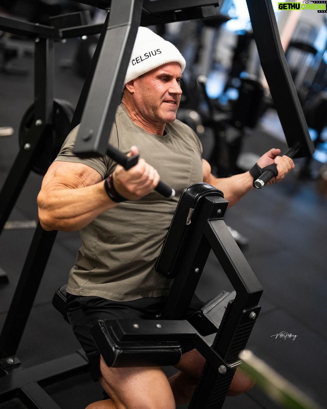 Jay Cutler Instagram - L E G E N D A R Y🔥 The man of the weekend is here and he’s ready for three great days on Swedish soil. We hope to see many of you at the expo tomorrow, let’s make this a good one! Tiderna för Jay under helgen är följande: Lördag Celsius monter: 11.30-13.30 Fitnessfestivalens monter: 14-16 Söndag Fitnessfestivalens monter: 10.30-12.30 Celsius monter: 13.45-15.45 📸: @vkallbergphoto #VKallbergPhoto #ViktorKällbergFoto #JayCutler #Fitnessfestivalen #Celsius Stockholm, Sweden