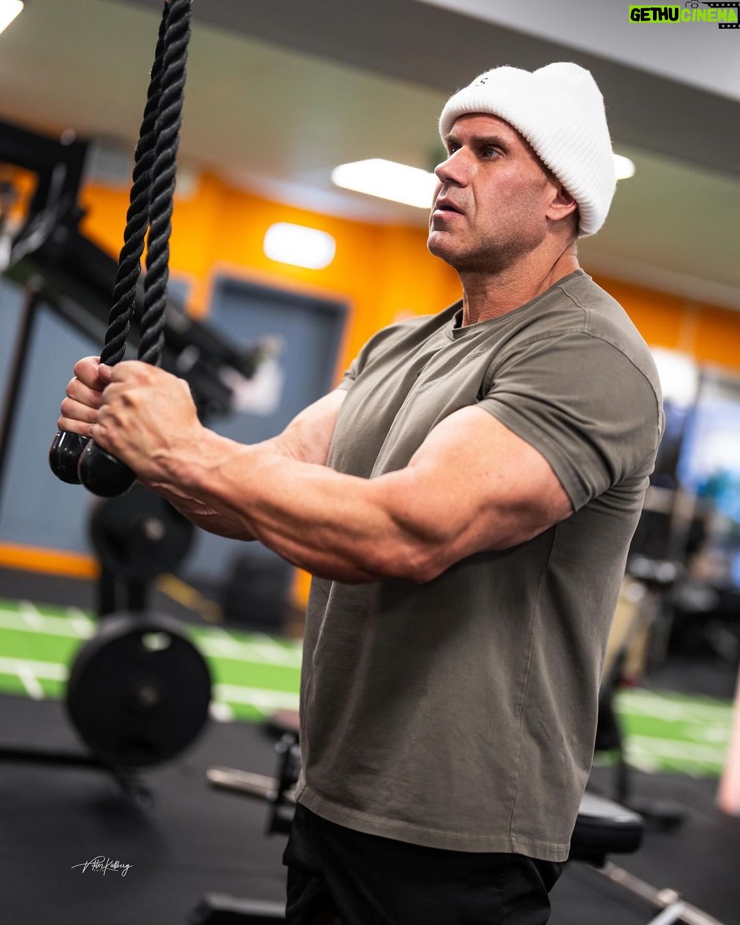 Jay Cutler Instagram - L E G E N D A R Y🔥 The man of the weekend is here and he’s ready for three great days on Swedish soil. We hope to see many of you at the expo tomorrow, let’s make this a good one! Tiderna för Jay under helgen är följande: Lördag Celsius monter: 11.30-13.30 Fitnessfestivalens monter: 14-16 Söndag Fitnessfestivalens monter: 10.30-12.30 Celsius monter: 13.45-15.45 📸: @vkallbergphoto #VKallbergPhoto #ViktorKällbergFoto #JayCutler #Fitnessfestivalen #Celsius Stockholm, Sweden