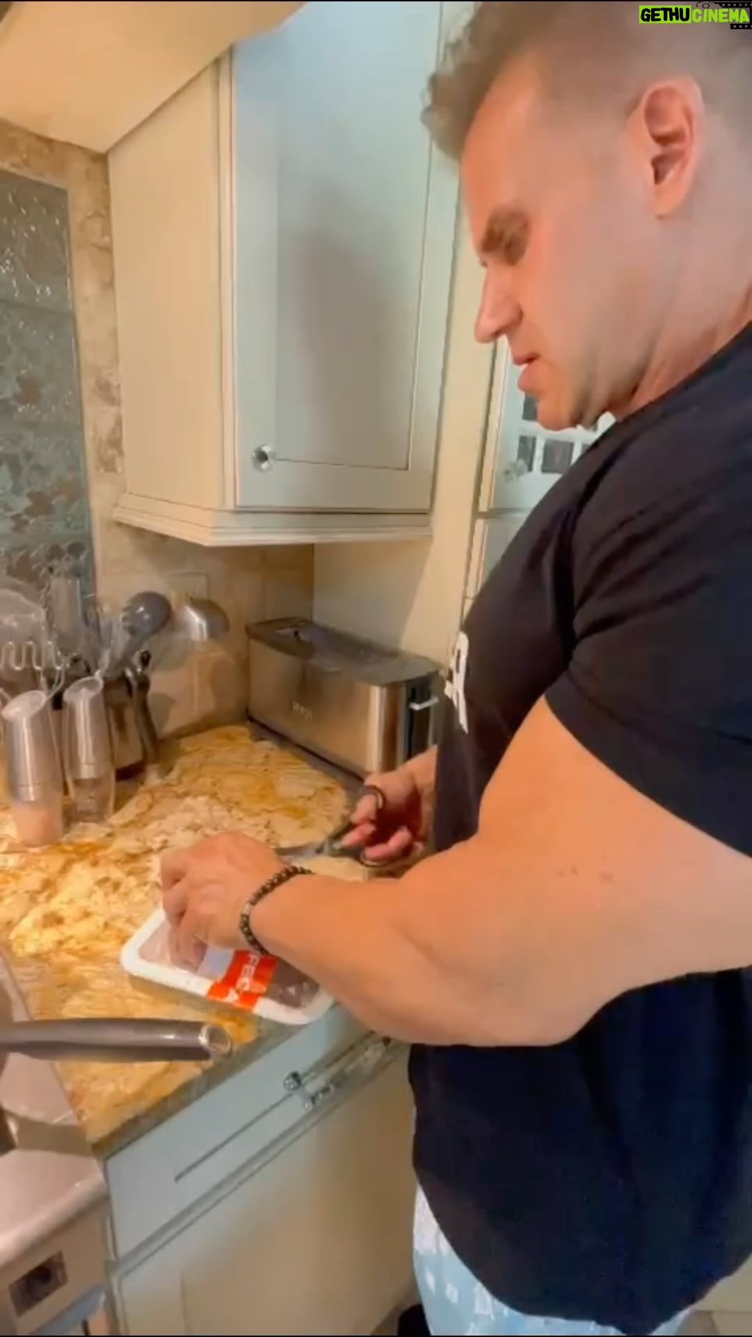 Jay Cutler Instagram - My Fit For 50 is still going and as you know, nutrition is key. I’ve been traveling weekly for about 6 weeks straight and Trifecta has played a big role in keeping me on track. I prepare meals and bring them on trips with me. This weekend at Trifecta use code bison4life to get 40% off first time purchases and 1 lb of bison on each delivery for life. Head over to Trifecta for details. Las Vegas, Nevada