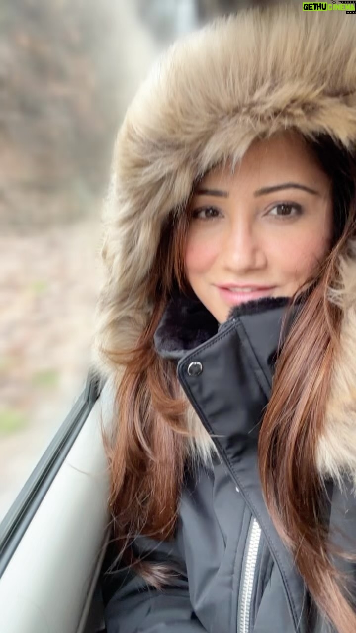 Jazz Sodhi Instagram - 🤍🤍❣️❣️❣️ #snow #snowfall #kashmir #india Kashmir