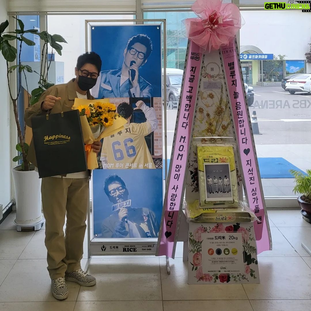 Jee Seok-jin Instagram - 팬여러분 감사합니다^^ 저희 mom콘서트에 보내주신 마음 감동입니다♡♡♡ #mom콘서트