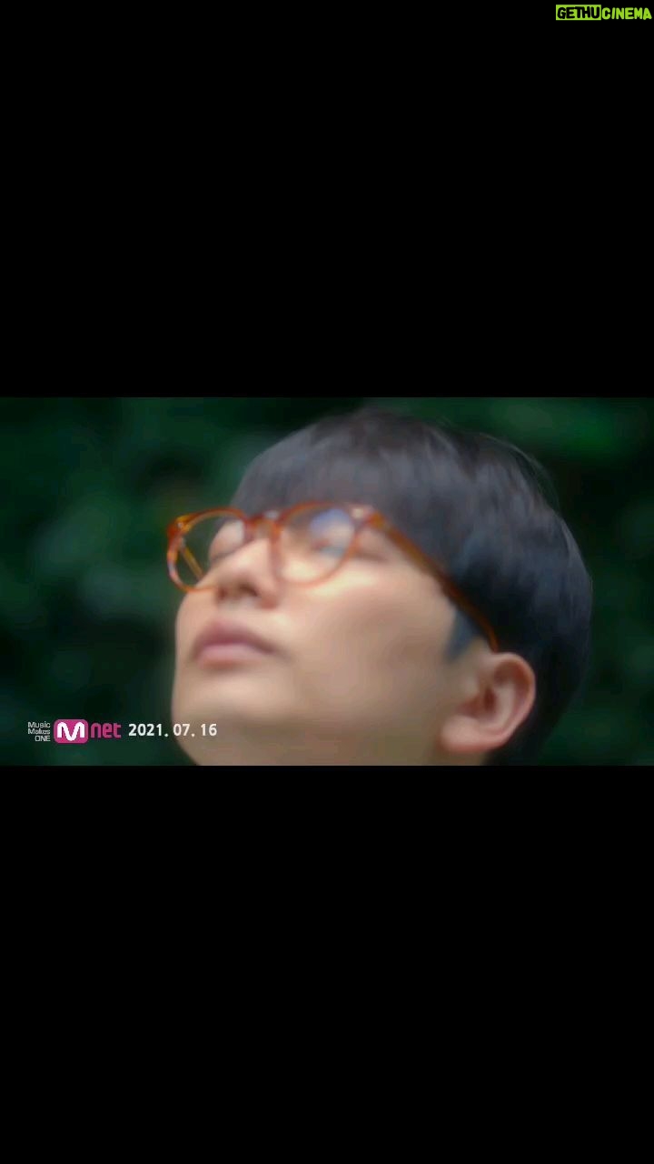 Jee Seok-jin Instagram - 재정이 신곡 들어보세요#취미 #너무좋아 #msg