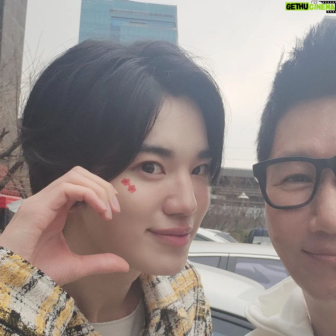Jee Seok-jin Instagram - 못생긴 나는 반쪽만 잘생긴 너는 전부 #성종 #인피니트 #오랜만에반가웠다