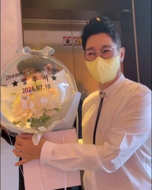 Jee Seok-jin Instagram - 매니저가 준 선물 #성호야쌩유