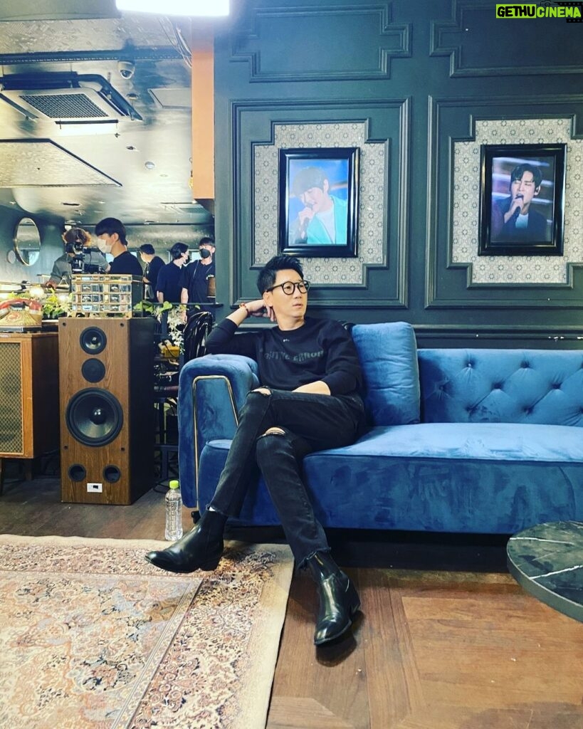 Jee Seok-jin Instagram - 기석이폰으로 동휘가 찍어준 사진♡ #카페사장같어?