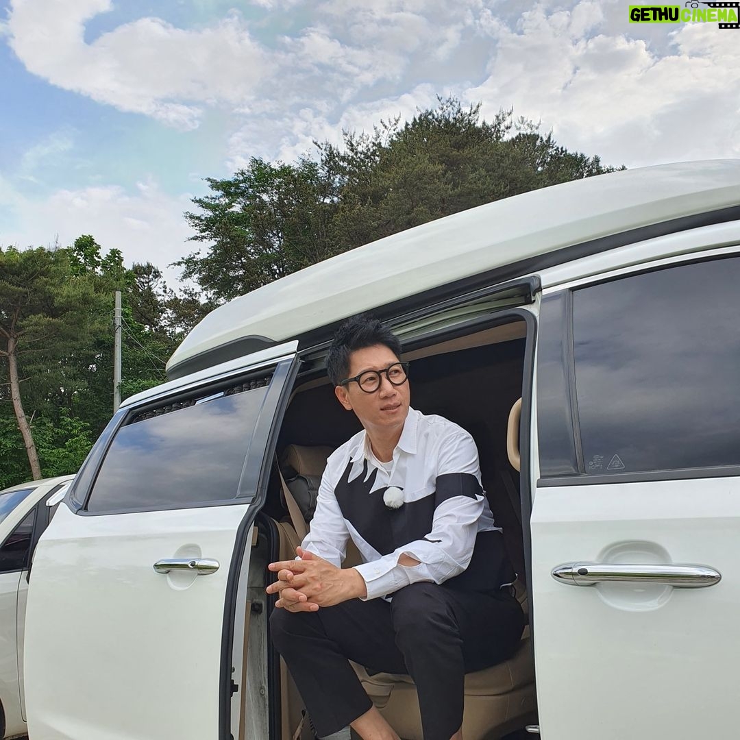 Jee Seok-jin - 135.6K Likes - 일하다가 쉬고있어요.