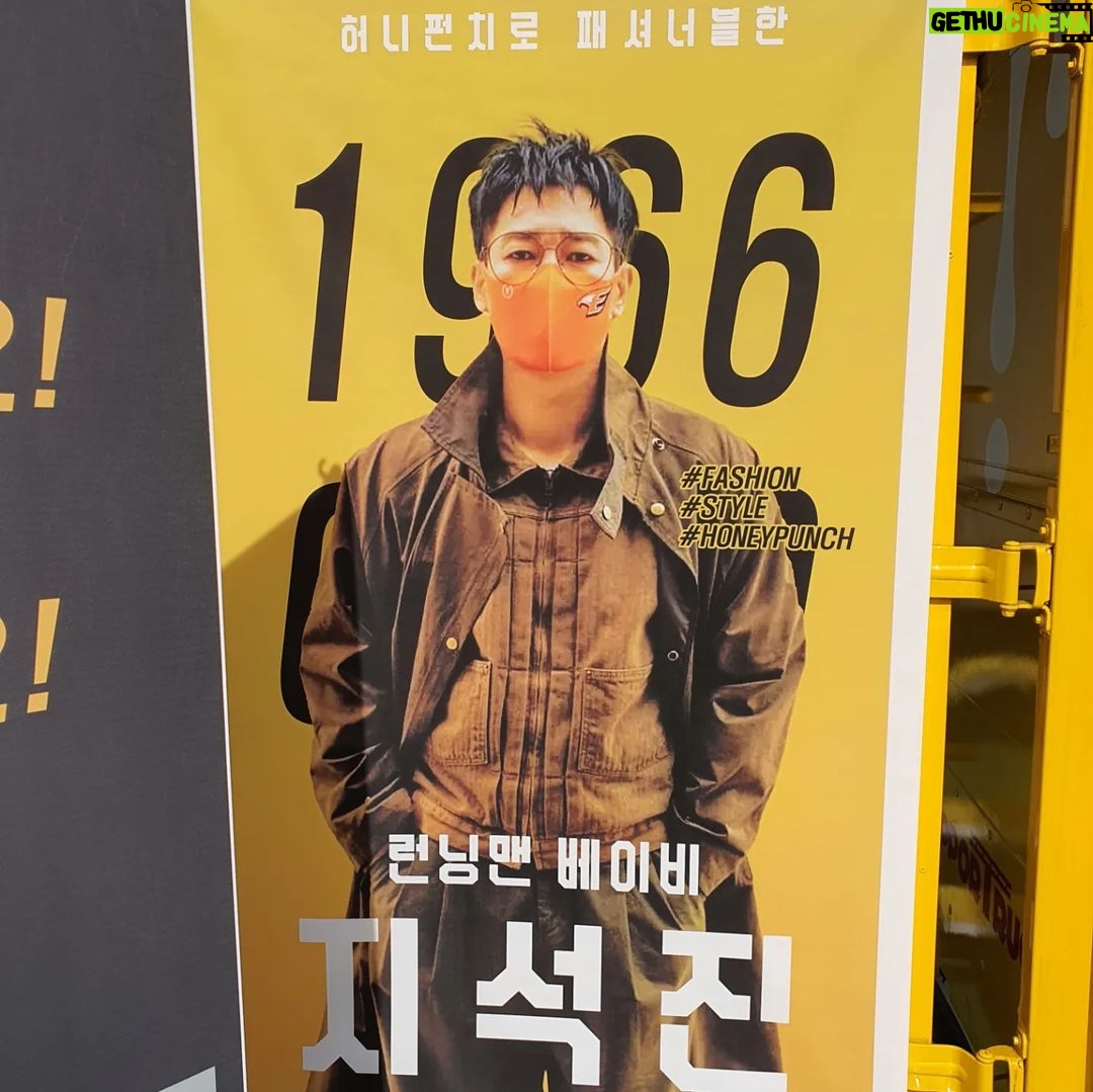 Jee Seok-jin - 163.9K Likes - 팬여러분들 너무 감사합니다♡. 생일축하도 이렇게 매년 해주시고 너무 고마워요♡ 건강 조심하시고 늘 행복하세요 너무 감사해요 ㅠ
잊지 않을게요♡. 커피 케익 우리멤버들과 MOM 멤버들 그리고 촬영스텝들이 정말 잘먹었어요^^