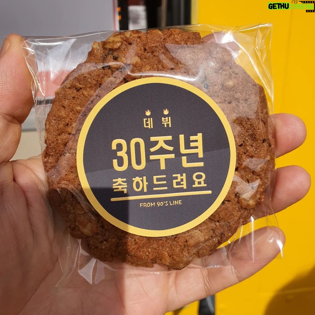 Jee Seok-jin - 163.9K Likes - 팬여러분들 너무 감사합니다♡. 생일축하도 이렇게 매년 해주시고 너무 고마워요♡ 건강 조심하시고 늘 행복하세요 너무 감사해요 ㅠ
잊지 않을게요♡. 커피 케익 우리멤버들과 MOM 멤버들 그리고 촬영스텝들이 정말 잘먹었어요^^