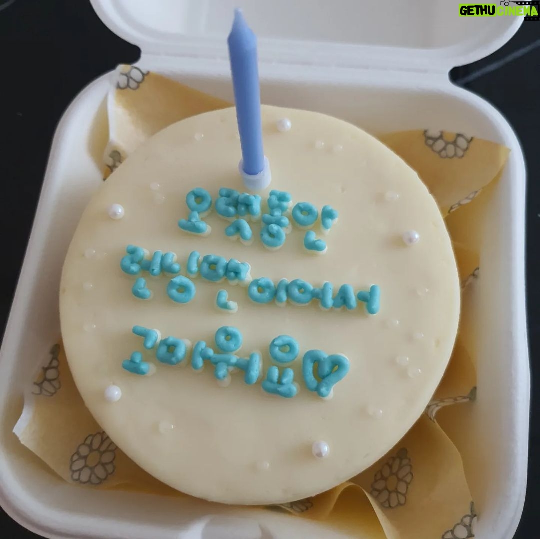 Jee Seok-jin - 163.9K Likes - 팬여러분들 너무 감사합니다♡. 생일축하도 이렇게 매년 해주시고 너무 고마워요♡ 건강 조심하시고 늘 행복하세요 너무 감사해요 ㅠ
잊지 않을게요♡. 커피 케익 우리멤버들과 MOM 멤버들 그리고 촬영스텝들이 정말 잘먹었어요^^