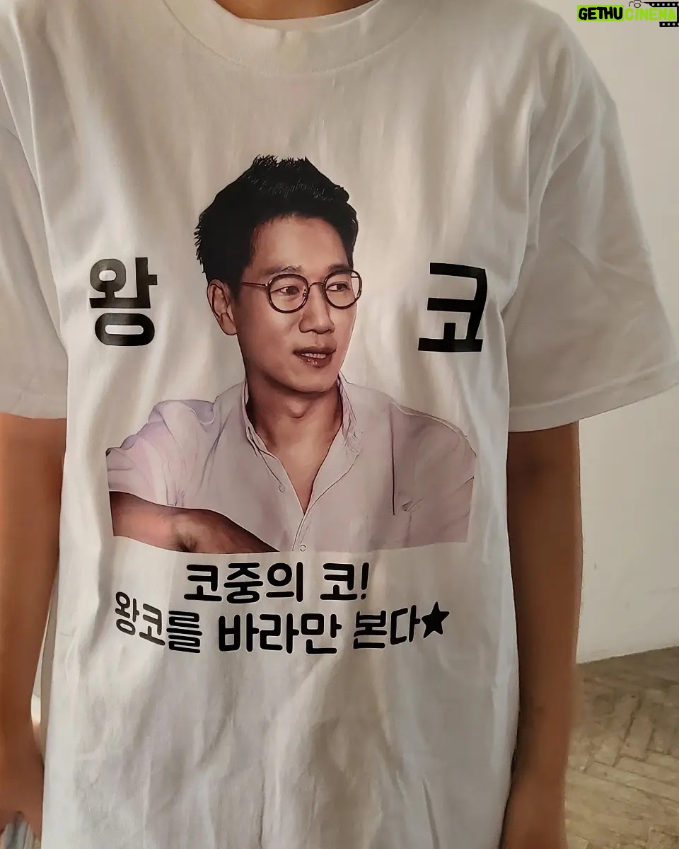 Jee Seok-jin Instagram - 즐거운 광고촬영 이었어요 안국건강 광고주님들이 전부 제 얼굴이 프린트된 티셔츠를입고 응원 하시는모습 정말 감동이었어요 감사합니다 #안국건강 #코박사 #영원하라 #최고 #복받으실꺼예요