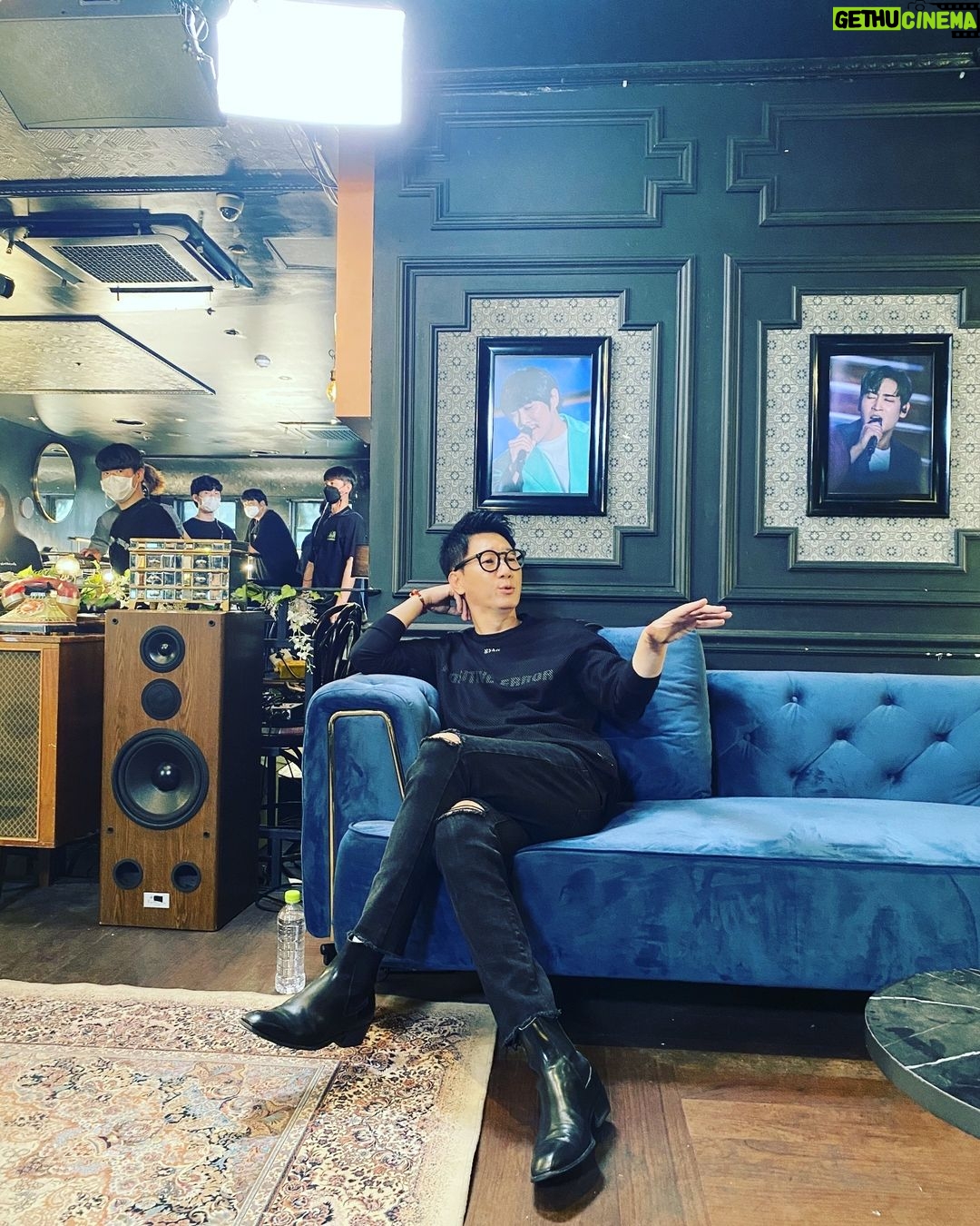 Jee Seok-jin - 104.3K Likes - 기석이폰으로 동휘가 찍어준 사진♡ #카페사장같어?