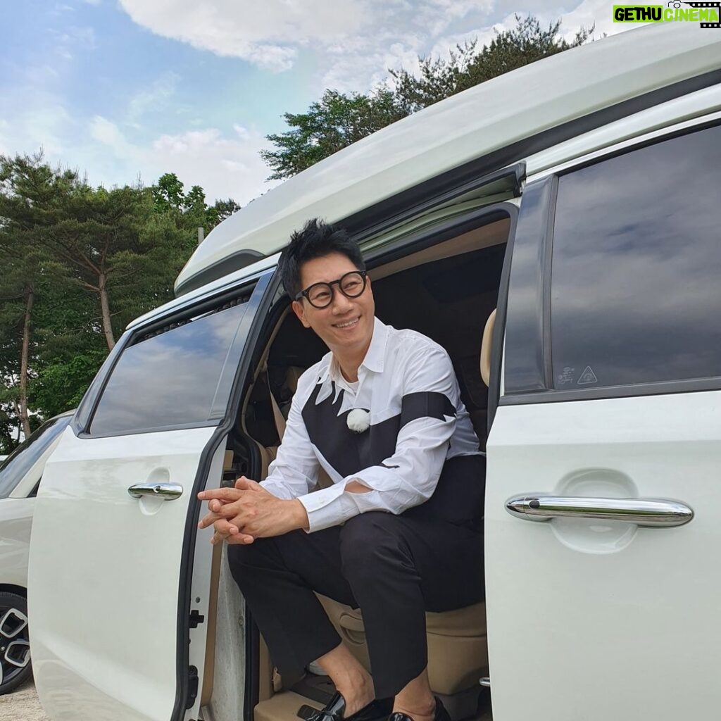 Jee Seok-jin Instagram - 일하다가 쉬고있어요.