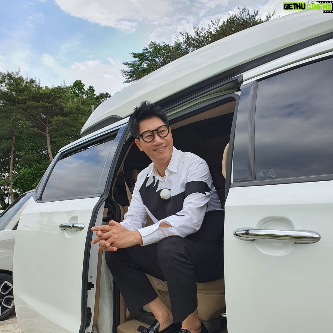 Jee Seok-jin - 135.6K Likes - 일하다가 쉬고있어요.