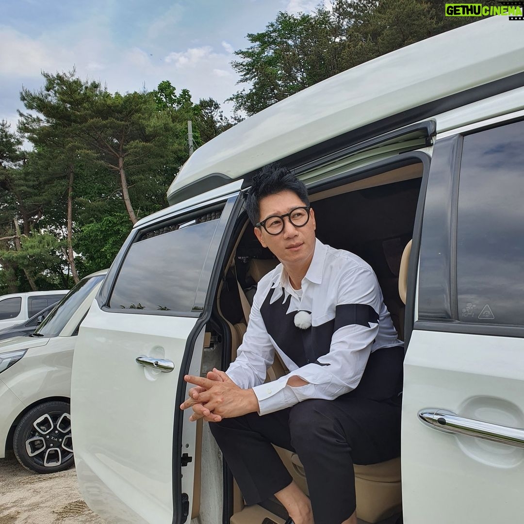 Jee Seok-jin - 135.6K Likes - 일하다가 쉬고있어요.