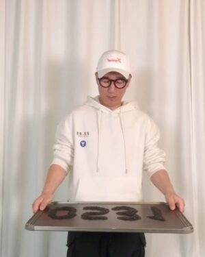 Jee Seok-jin Instagram - tiktok에서 live방송을 해요 시청자 한명당 0.5 달러를 기부하는 뜻깊은 행사입니다♡ #5월31일 #pm7#tiktoklive