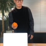 Jee Seok-jin Instagram – 오렌지 쥬스 먹는 방법 ㅋㅋ