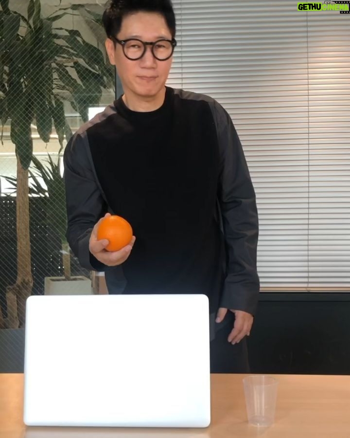 Jee Seok-jin - 157.2K Likes - 오렌지 쥬스 먹는 방법 ㅋㅋ