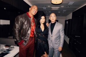 Jeff Bezos Instagram - What an honor to be with you on your special night. 
Repost from @therock
•
Awesome @teremana toast with our ohana @jeffbezos & @laurenwsanchez 🥃🖤

“To adventure, fellowship and our People’s Champ” ~ Jeff 

Thank you, brother for the toast and for the incredibly effusive words you spoke on my behalf on stage ~ and most of all for being a helluva drinking buddy 🤣👊🏾

-dj 
#peopleschoiceawards
#thepeopleschampaward