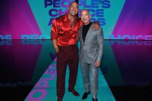 Jeff Bezos Instagram - What an honor to be with you on your special night. 
Repost from @therock
•
Awesome @teremana toast with our ohana @jeffbezos & @laurenwsanchez 🥃🖤

“To adventure, fellowship and our People’s Champ” ~ Jeff 

Thank you, brother for the toast and for the incredibly effusive words you spoke on my behalf on stage ~ and most of all for being a helluva drinking buddy 🤣👊🏾

-dj 
#peopleschoiceawards
#thepeopleschampaward