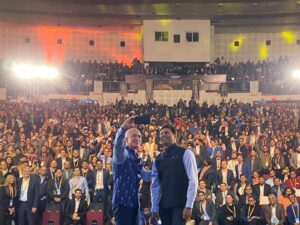 Jeff Bezos Instagram - Grabbing a quick selfie at India’s small business summit. Everyone squeeze in a little tighter! #amazonsmbhav