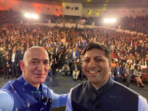 Jeff Bezos Instagram - Grabbing a quick selfie at India’s small business summit. Everyone squeeze in a little tighter! #amazonsmbhav