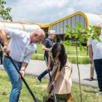 Jeff Bezos Instagram - Repost from @bezosearthfund • Imagine if the food you eat everyday could help make you healthier and fight climate change. That’s the exciting work happening at @bioversityciat and #FutureSeeds. @JeffBezos, @laurenwsanchez, and the Bezos Earth Fund team recently visited this state-of-the-art seed bank and are pledging $17 million to support it in creating the #climate resilient and carbon absorbing crops of tomorrow. We believe it will open the window to developing new seed crops that can absorb more carbon in their roots, depositing more carbon in the soil. This process reduces agricultural carbon emissions while providing more security to farmers facing a changing climate. Our pledge is the first step in the commitment @JeffBezos made to invest $1 billion by 2030 to help transform food systems as a critical solution to feeding a growing population, helping solve the #climatecrisis, and creating a nature-positive future. #climatechange #agriculture #agroviodiversity #biodiversity #nature #soilhealth