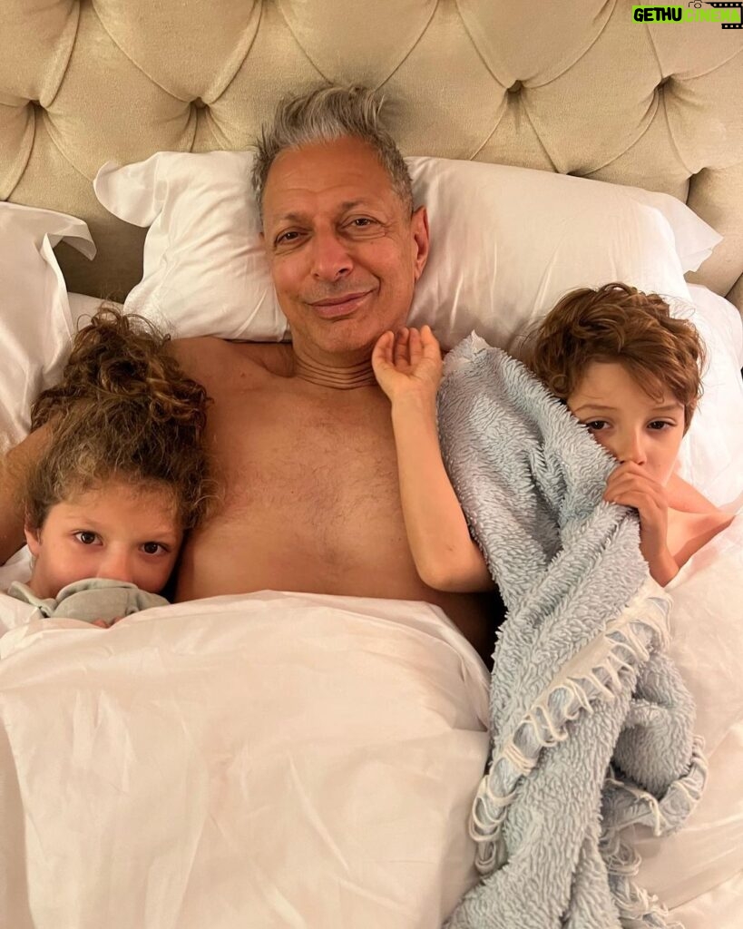 Jeff Goldblum Instagram - Thank you so much for all o’ the lovely birthday wishes! Feelin’ wildly lucky to start off another year with these amazing and special people. 🙏🏼🌍🧁🎡🎩🍀🌈💞✨ @emiliegoldblum London, United Kingdom