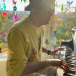 Jeff Goldblum Instagram - Doing my morning work, playing my piano and playing with Reels. #morningsessions 🎹🌅🌴✨ Los Angeles, California