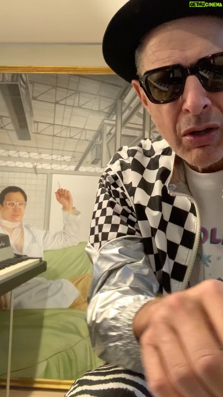 Jeff Goldblum Instagram - Howdy! Thought you might like to see how I’ve been foolin’ around with filming my morning piano practice - usually at around 6:30am, after I run through my lines and work out! And just before we make breakfast with the kids, help them with THEIR piano practice, and drive them to school. I’m a lucky dog. Ain’t life grand?! #morningsessions 🐶🎰✨