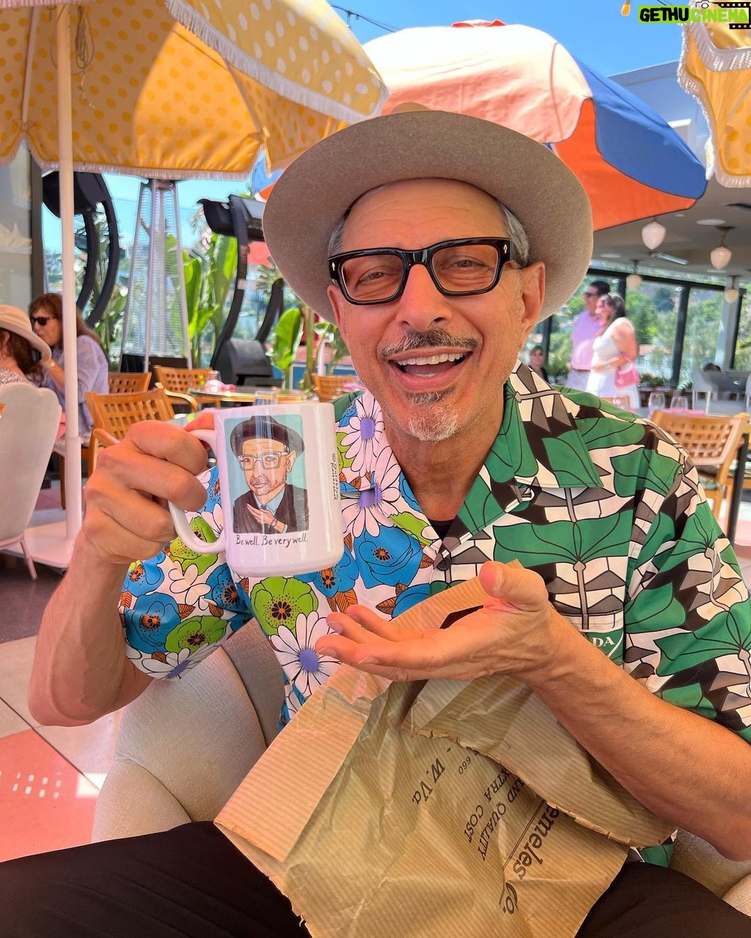 Jeff Goldblum Instagram - “Be well. Be very well.” To get your JG collectible mug, inquire at goldblumkaisershot@gmail.com. @worldoftatapam