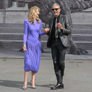 Jeff Goldblum Instagram - We had the best time shooting in the UK, so it was extra special to return to celebrate with cast and crew. “Jurassic World: Dominion” is out June 10th! 🦖😎